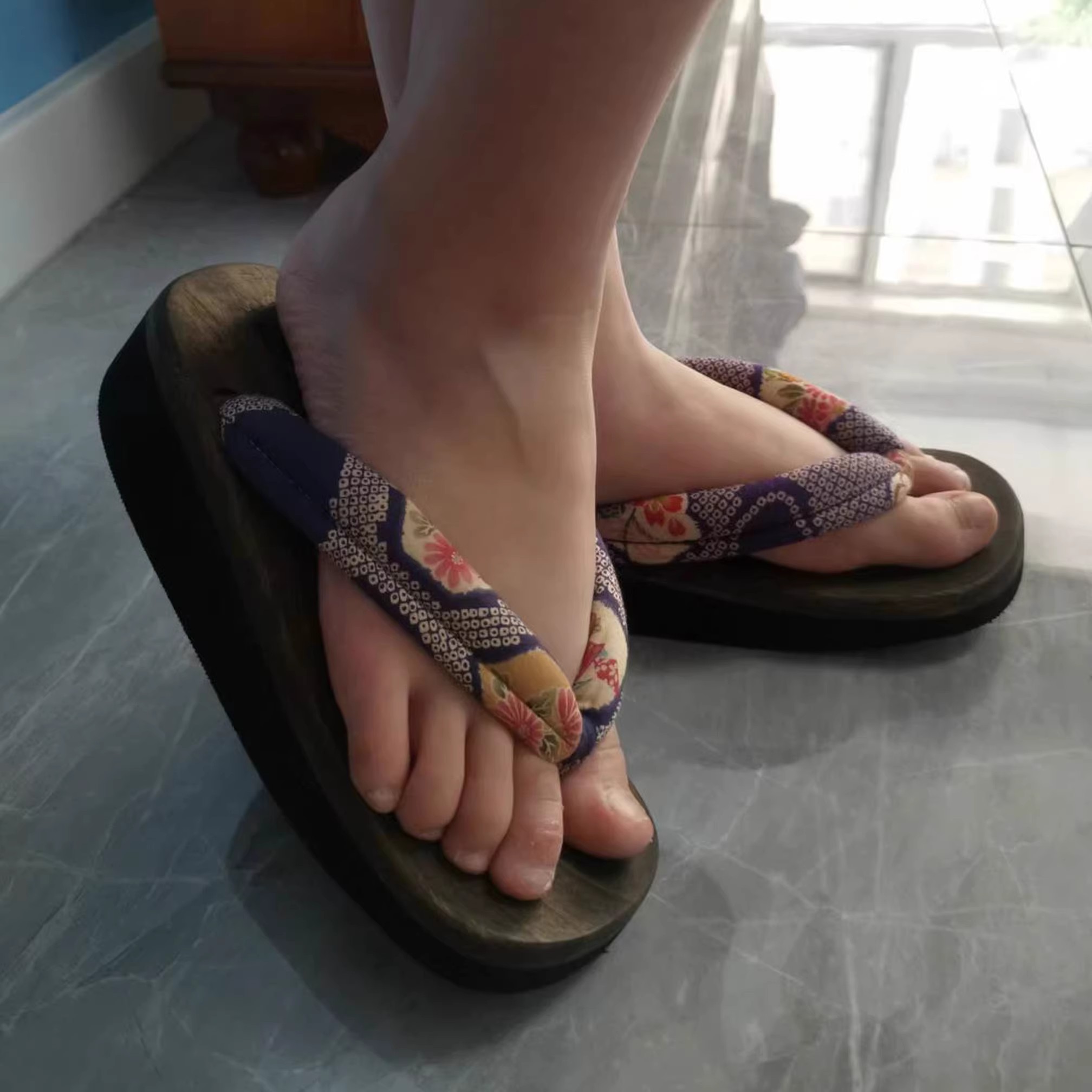 女性用コスプレシューズ ミッドヒール 日本下駄 クラシック  - Geta Wooden Sandal のレビューと価格